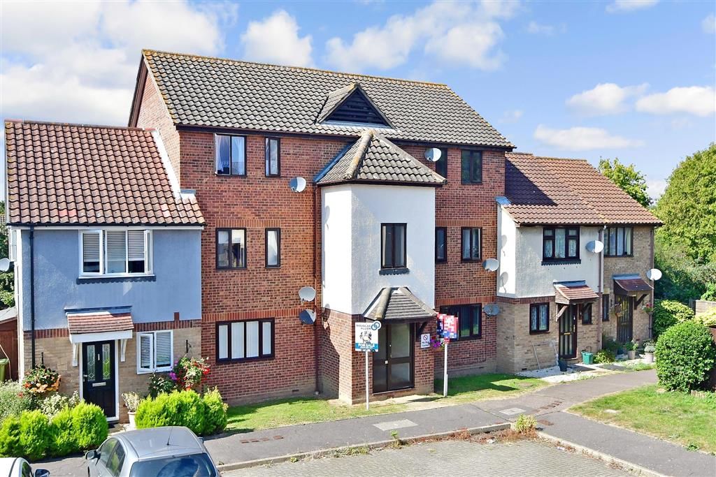1 bed flat for sale in Robinia Close, Laindon, Basildon, Essex SS15, £