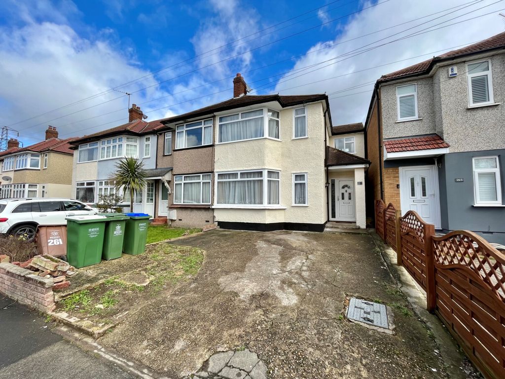4 bed end terrace house for sale in Yorkland Avenue, South Welling