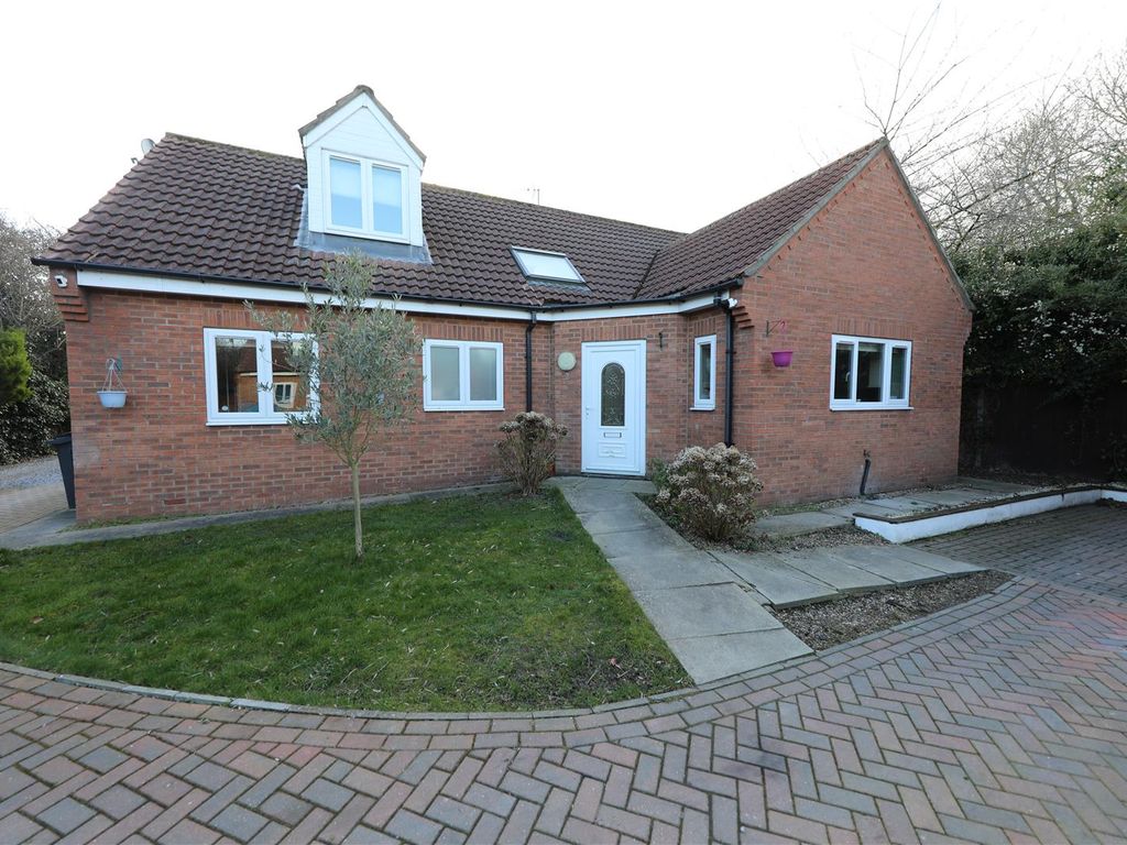 4 bed detached bungalow for sale in Roxburgh Gardens, SuttonOnHull