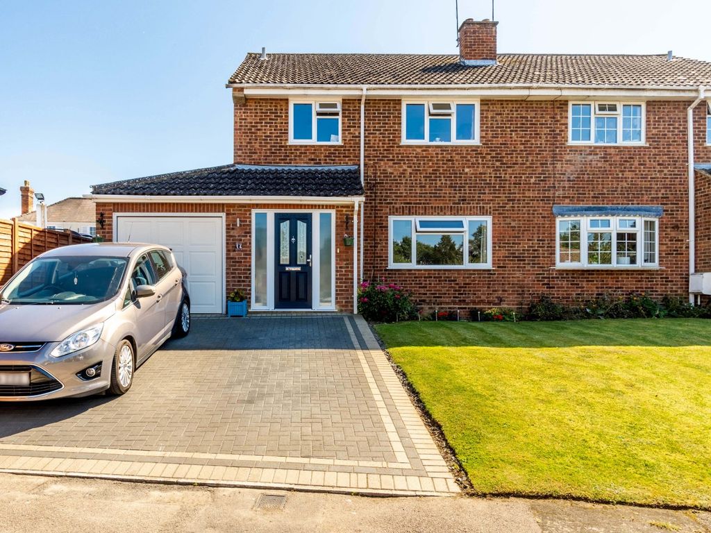 4 bed semidetached house for sale in Bentfield Gardens, Stansted CM24