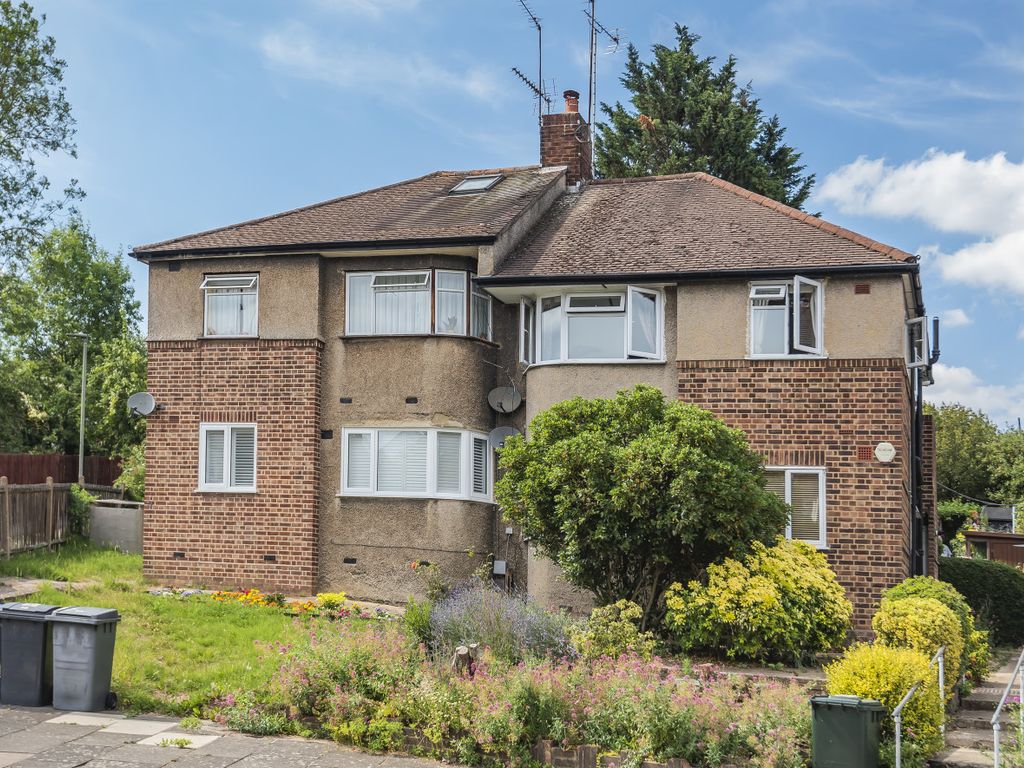 2 bed for sale in Avondale Avenue, East EN4