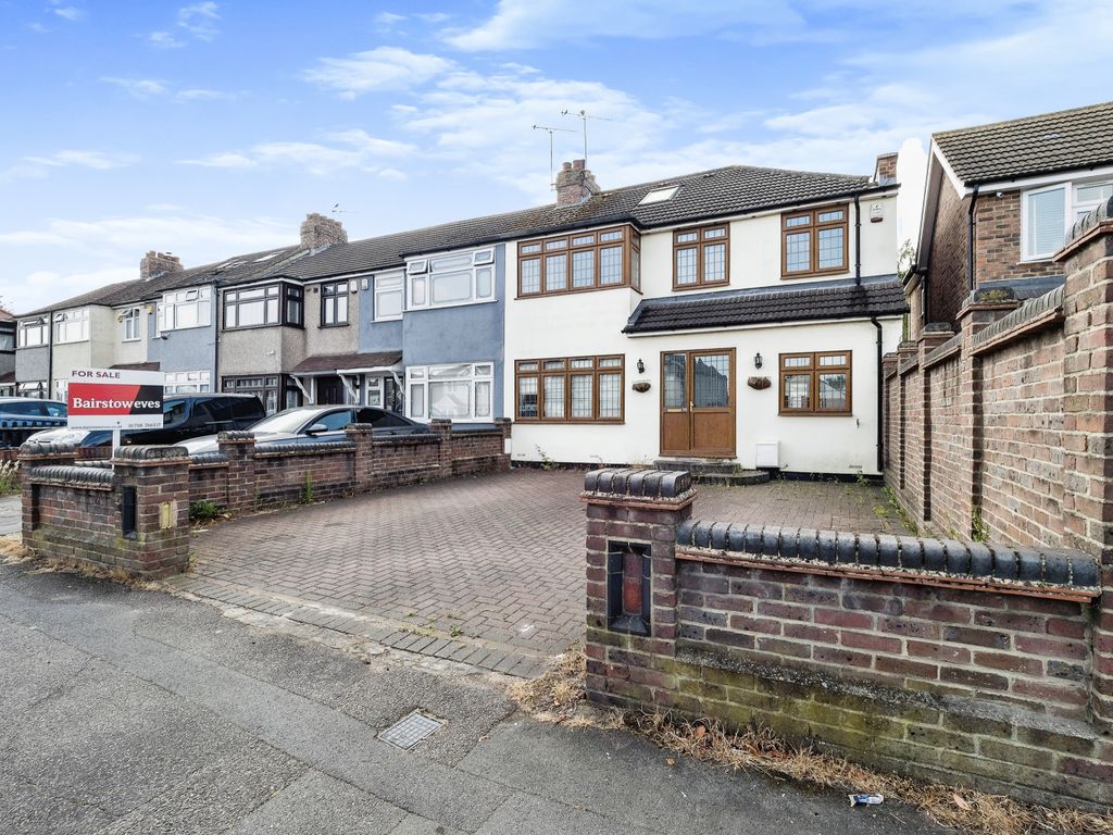 4 bed end terrace house for sale in Chase Cross Road, Romford RM5 Zoopla