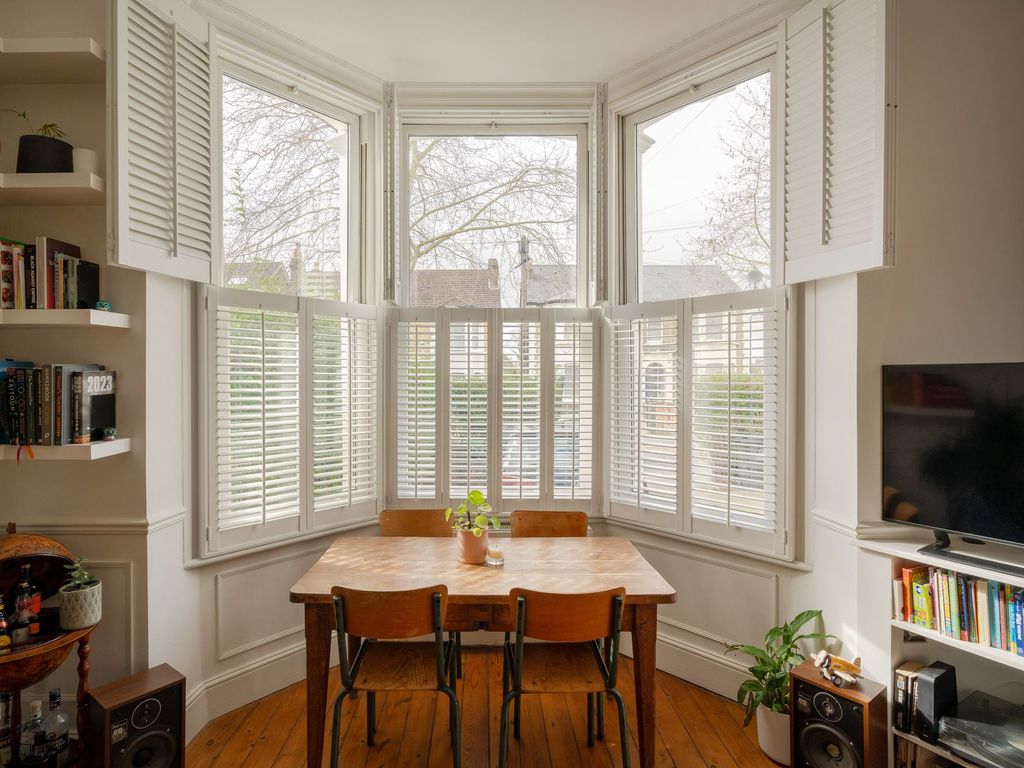 2 bed flat for sale in Fairlop Road, Upper Leytonstone, London E11, £525,000 Zoopla