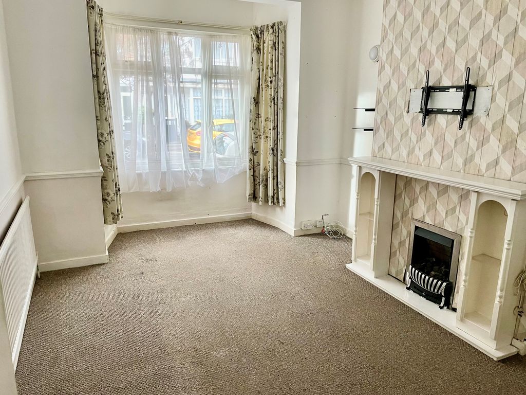 4 bed semidetached house to rent in Hainault Avenue, WestcliffOnSea