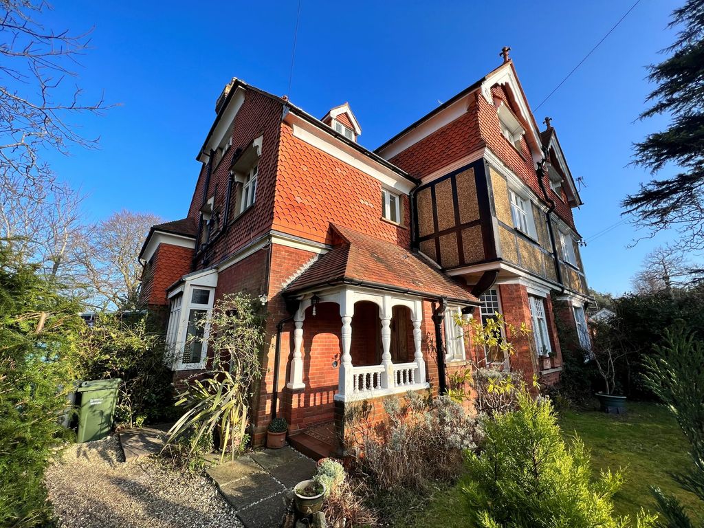 2 bed flat to rent in Warren Road, Guildford GU1 Zoopla