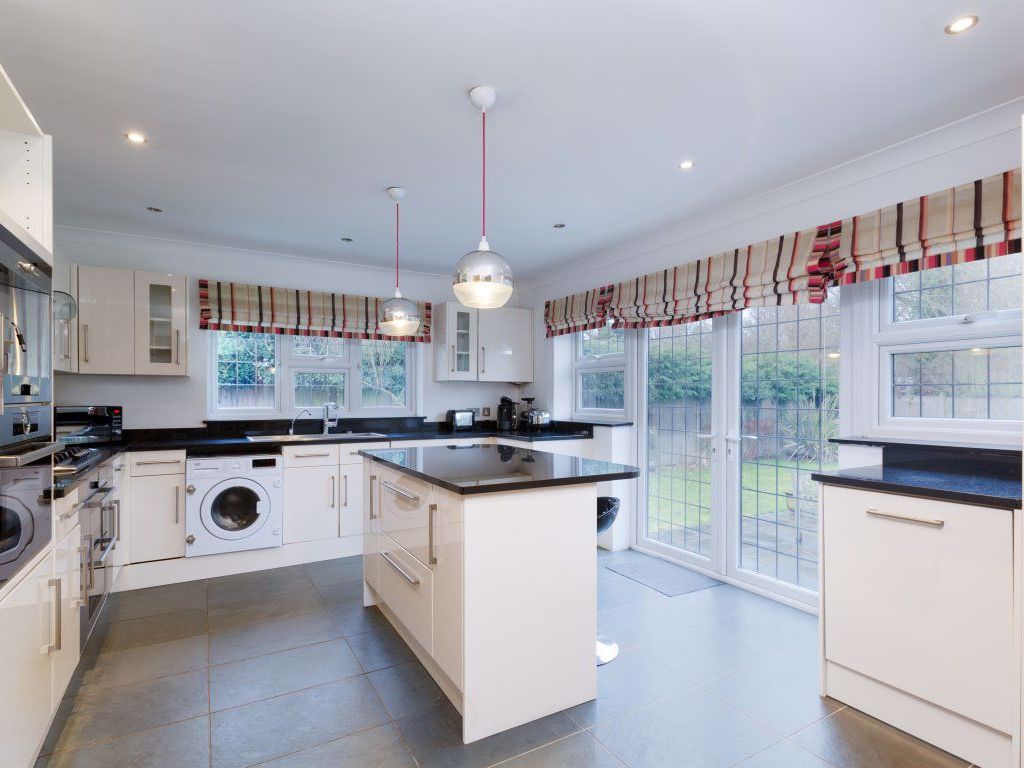 4 bed detached house to rent in Morants Court Road, Dunton Green