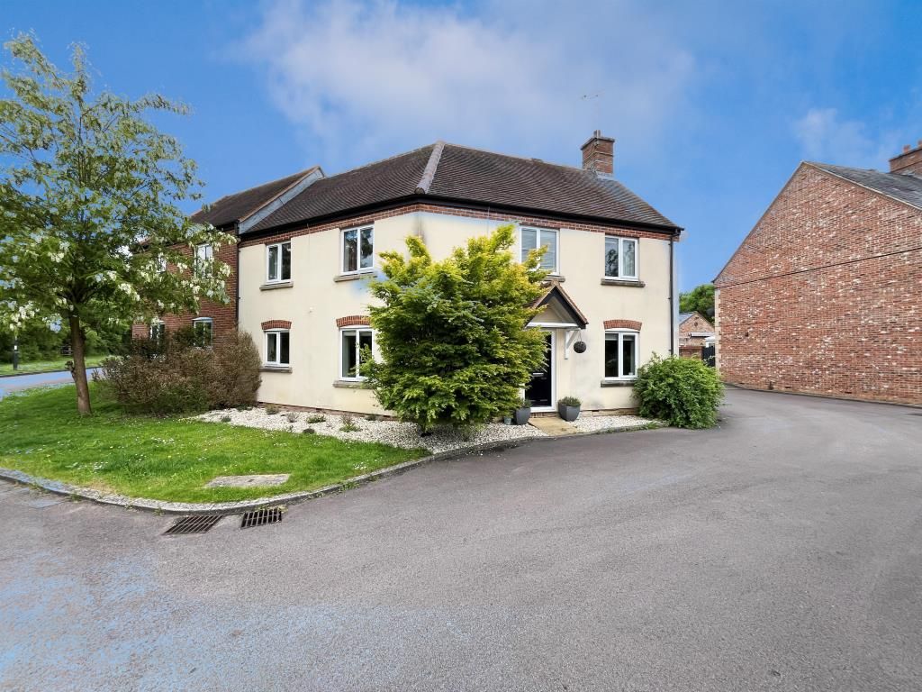 4 bed semidetached house for sale in Swindon, Wiltshire SN25, £325,000