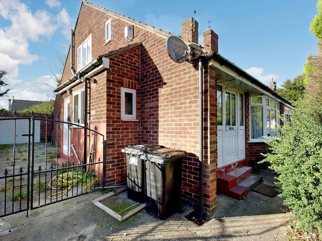 3 bed semidetached bungalow for sale in Lawrence Gardens, Leeds LS8
