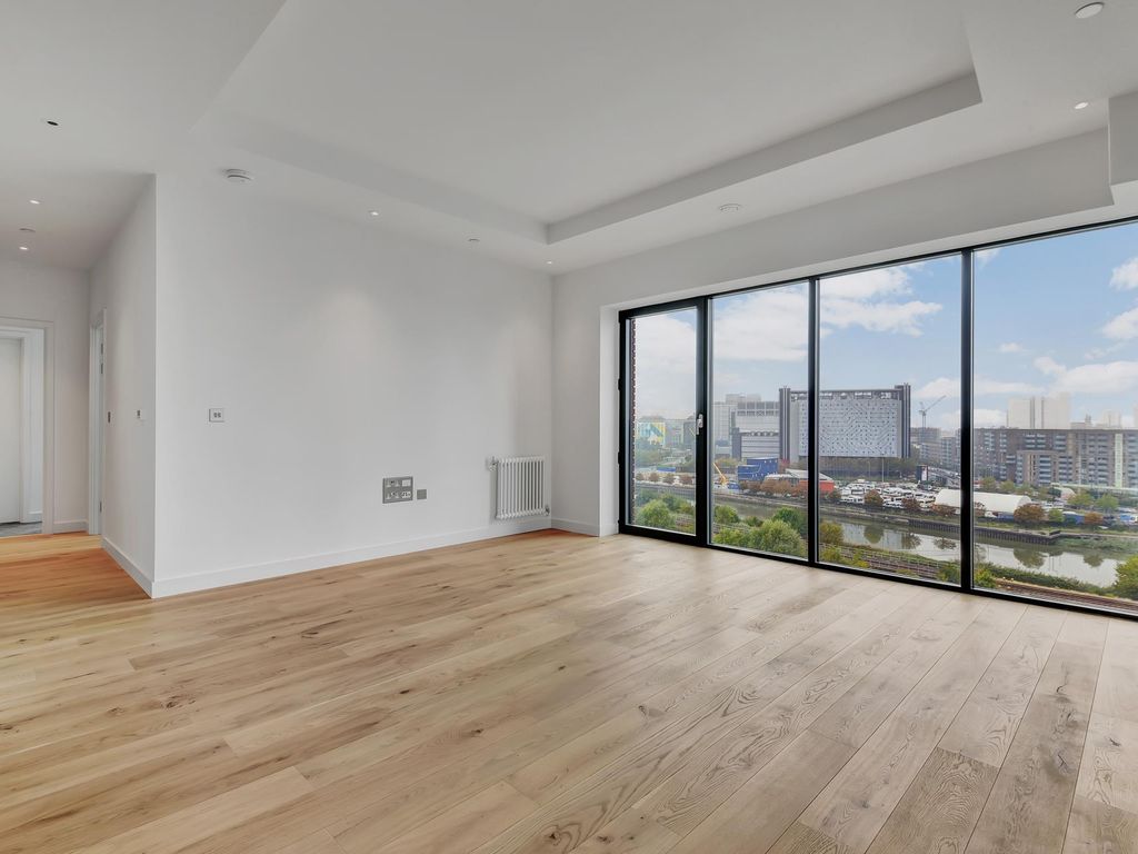 2 bed flat to rent in Amelia House, London City Island, London E14, £