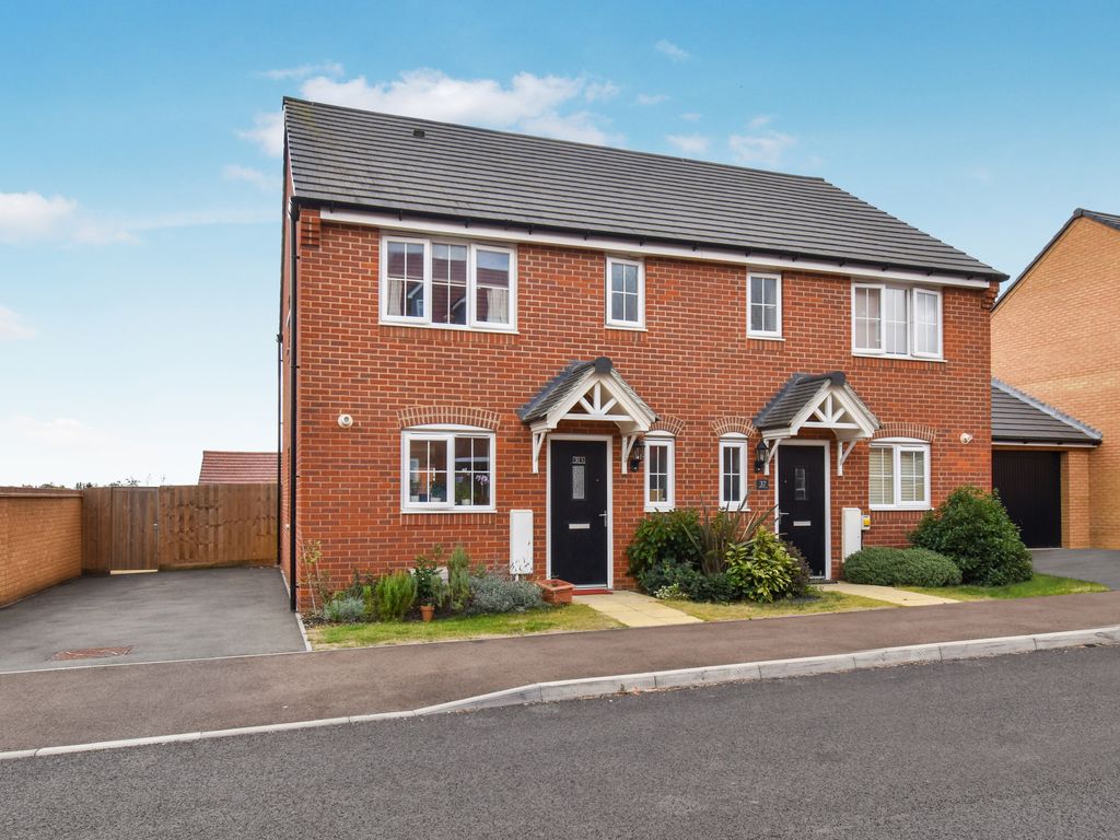 3 bed semidetached house for sale in Woodpecker Mead, Lower Stondon
