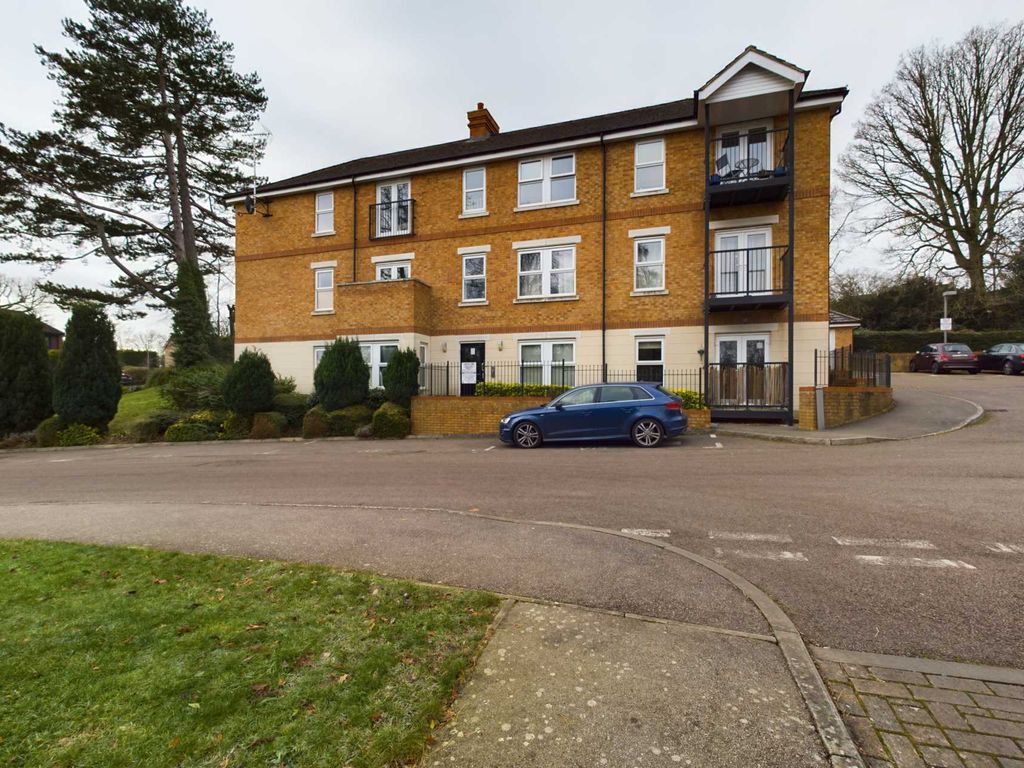 2 bed flat to rent in Adrian Close, Hemel Hempstead, Fully Furnished