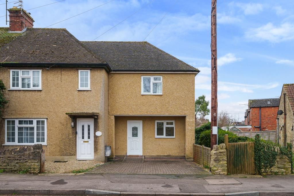 1 bed end terrace house for sale in The Crofts, Witney OX28, £240,000