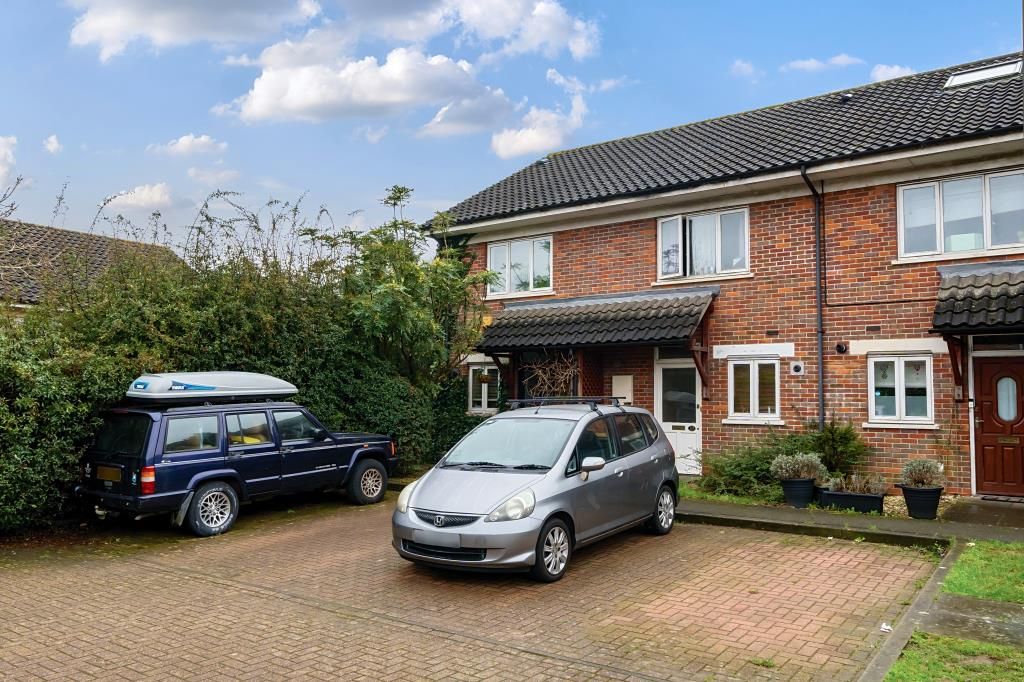 2 bed terraced house for sale in High EN5, £400,000 Zoopla