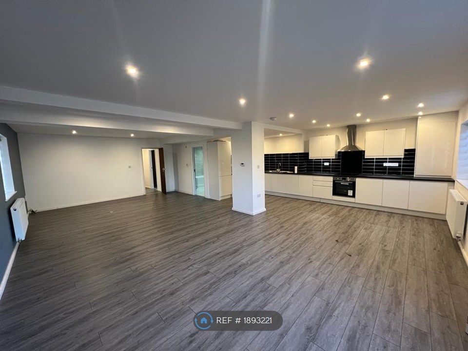 2 bed flat to rent in Old Charter Hall, Scunthorpe DN15, £750 pcm Zoopla