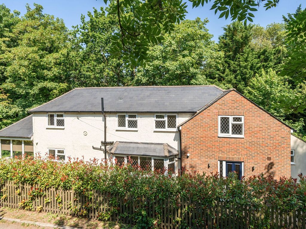 4 bed detached house for sale in Priors Leaze Lane, Hambrook PO18, £