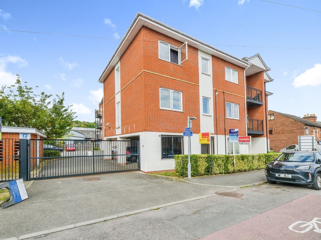2 bed flat for sale in Abercromby Avenue, High HP12, £220,000