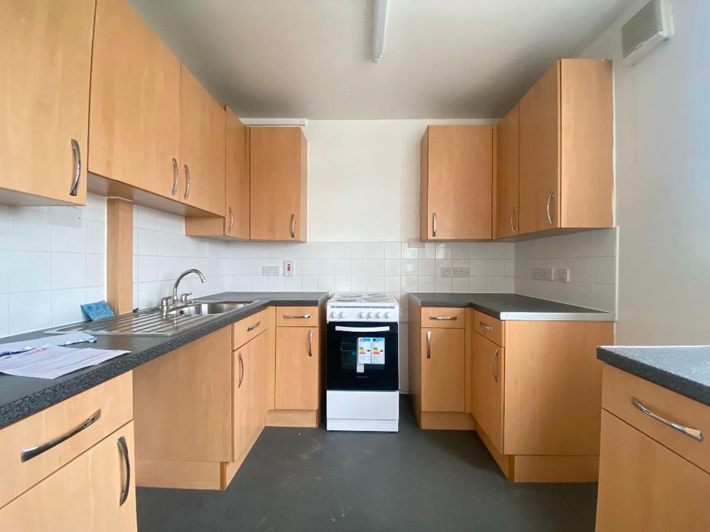 2 bed flat to rent in Ballinger Point, Bromley High Street, Bow E3 Zoopla