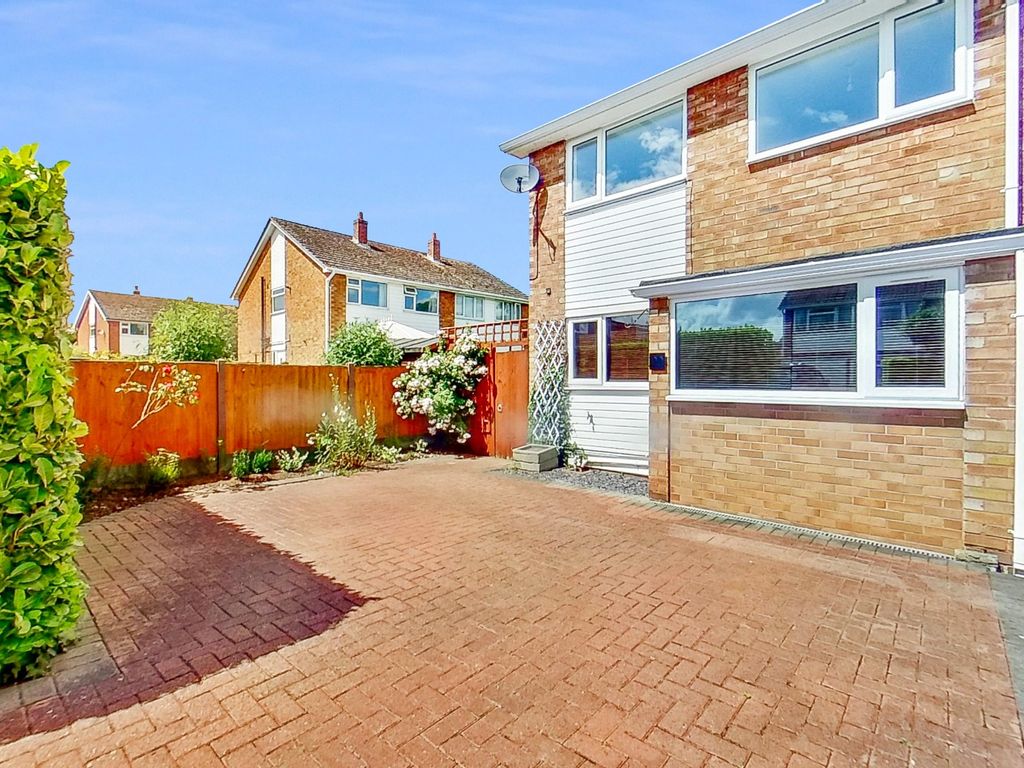 3 bed semidetached house to rent in Raven Road, Yoxall, BurtonOn