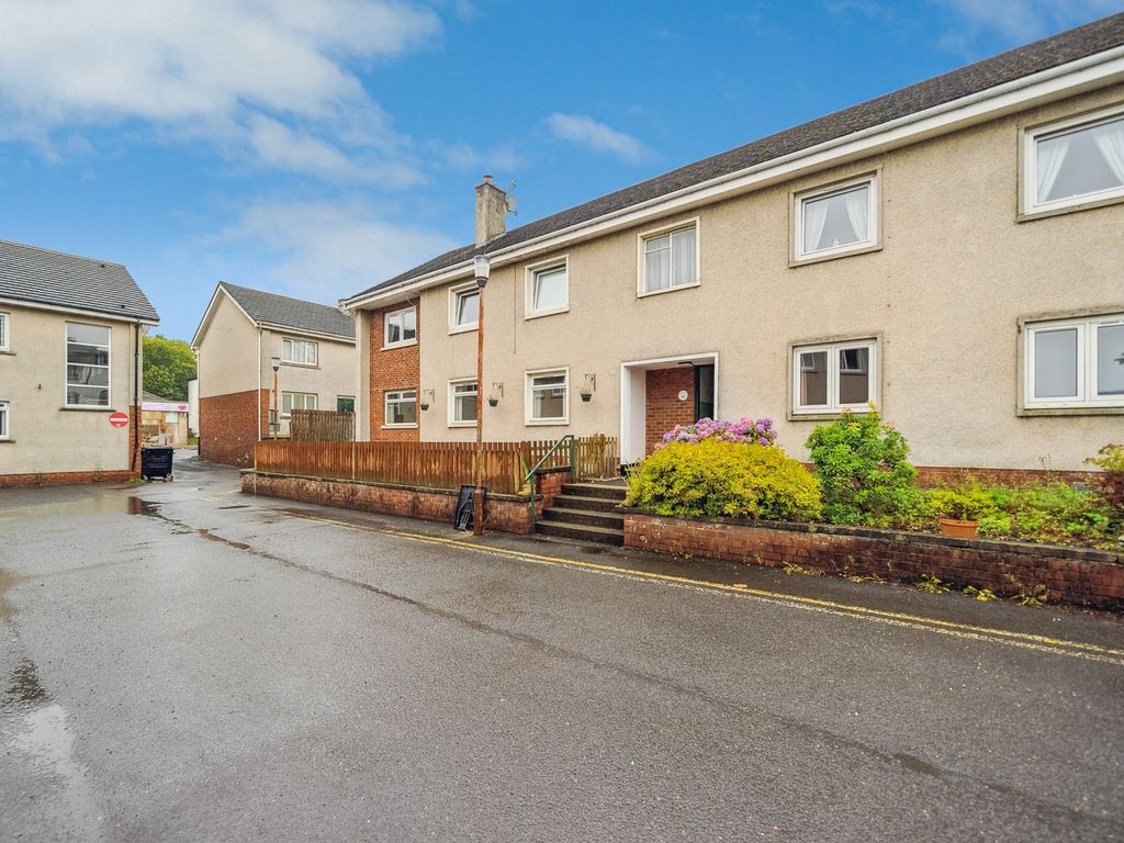 3 bed flat to rent in Busby Road, Clarkston, Clarkston, Glasgow G76