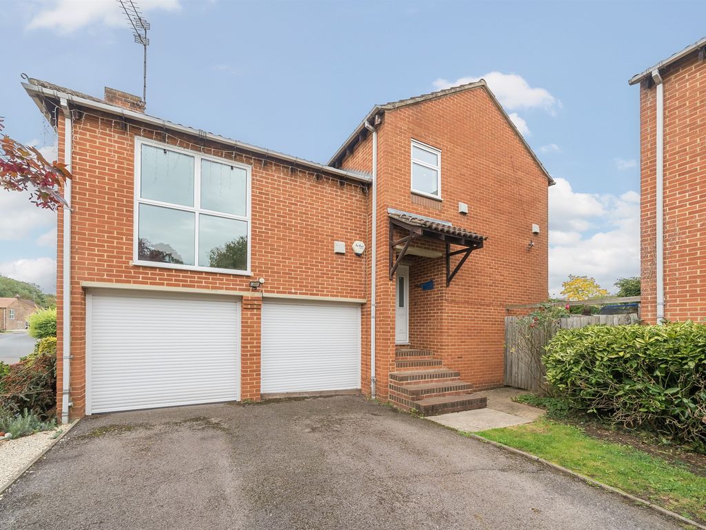 4 Bed Detached House For Sale In Oldacres Maidenhead Sl6 £800 000