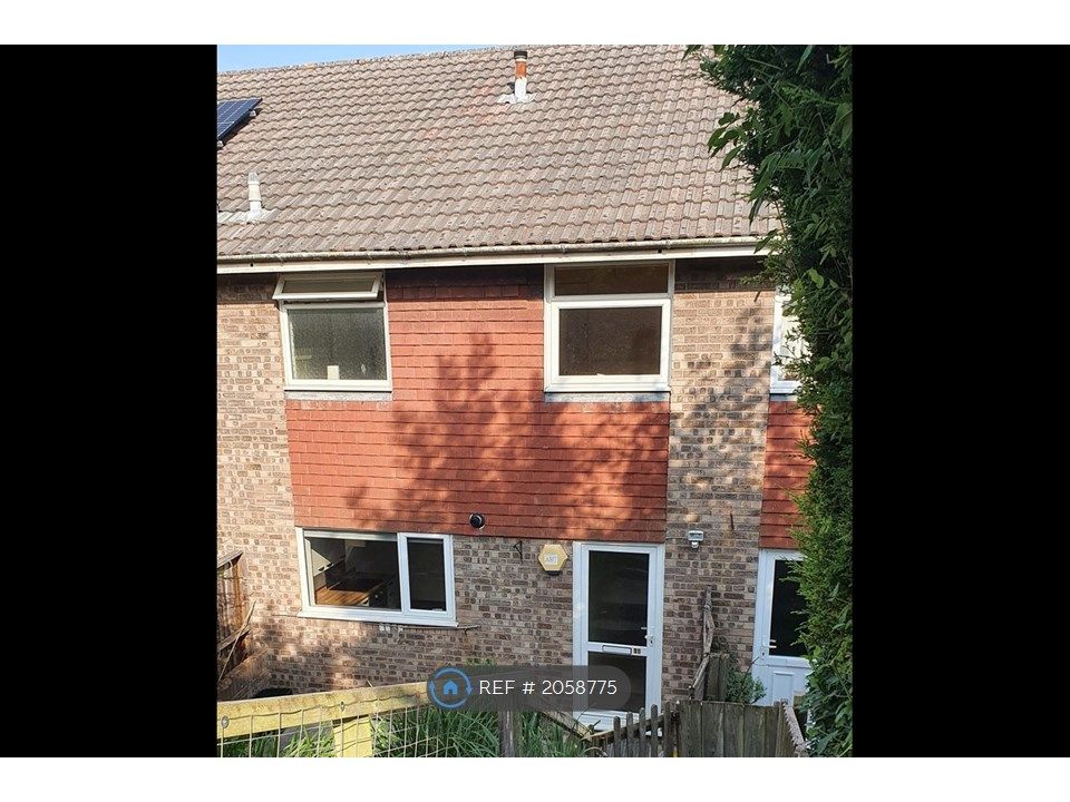 3 bed semidetached house to rent in Queens Avenue, Portishead, Bristol