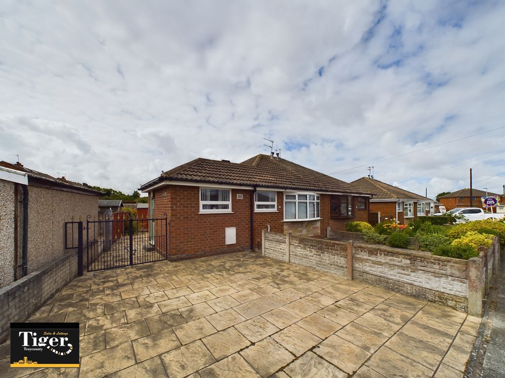 2 bed semidetached bungalow for sale in Halton Gardens, Blackpool FY4
