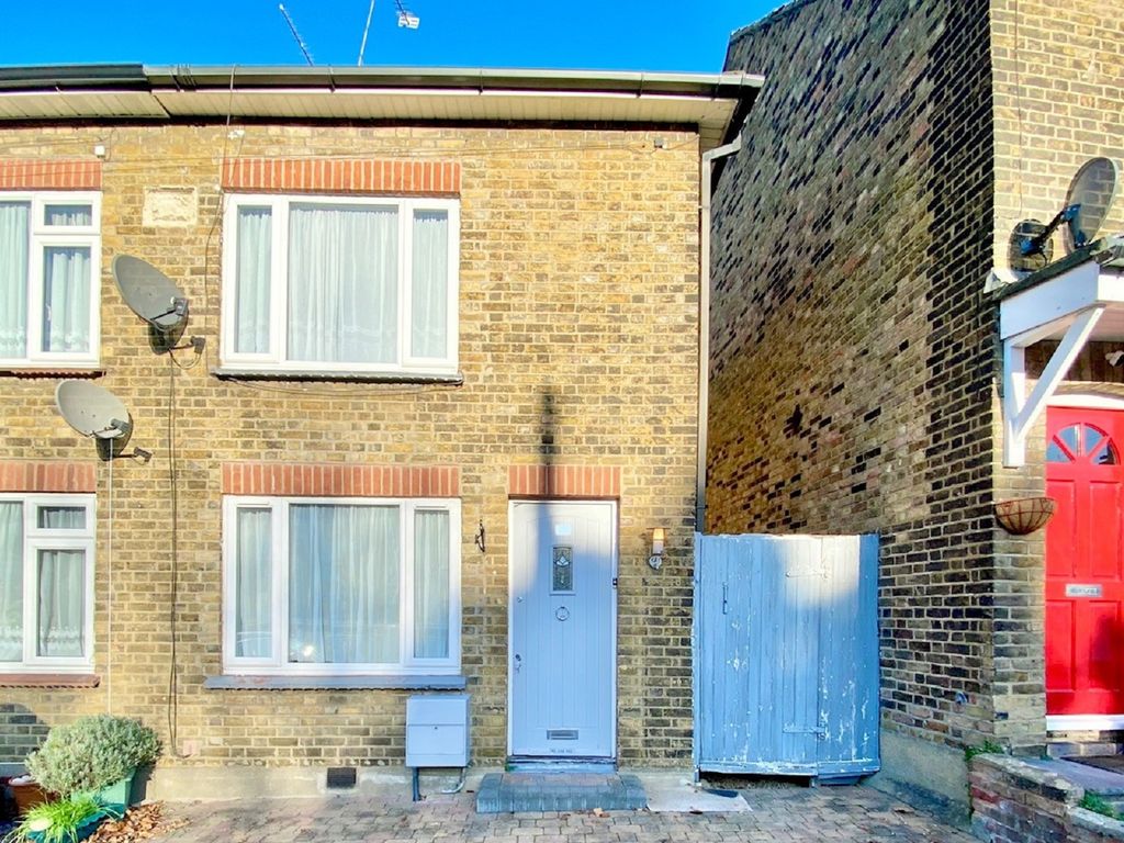 2 bed semidetached house to rent in Junction Road, Warley, Brentwood