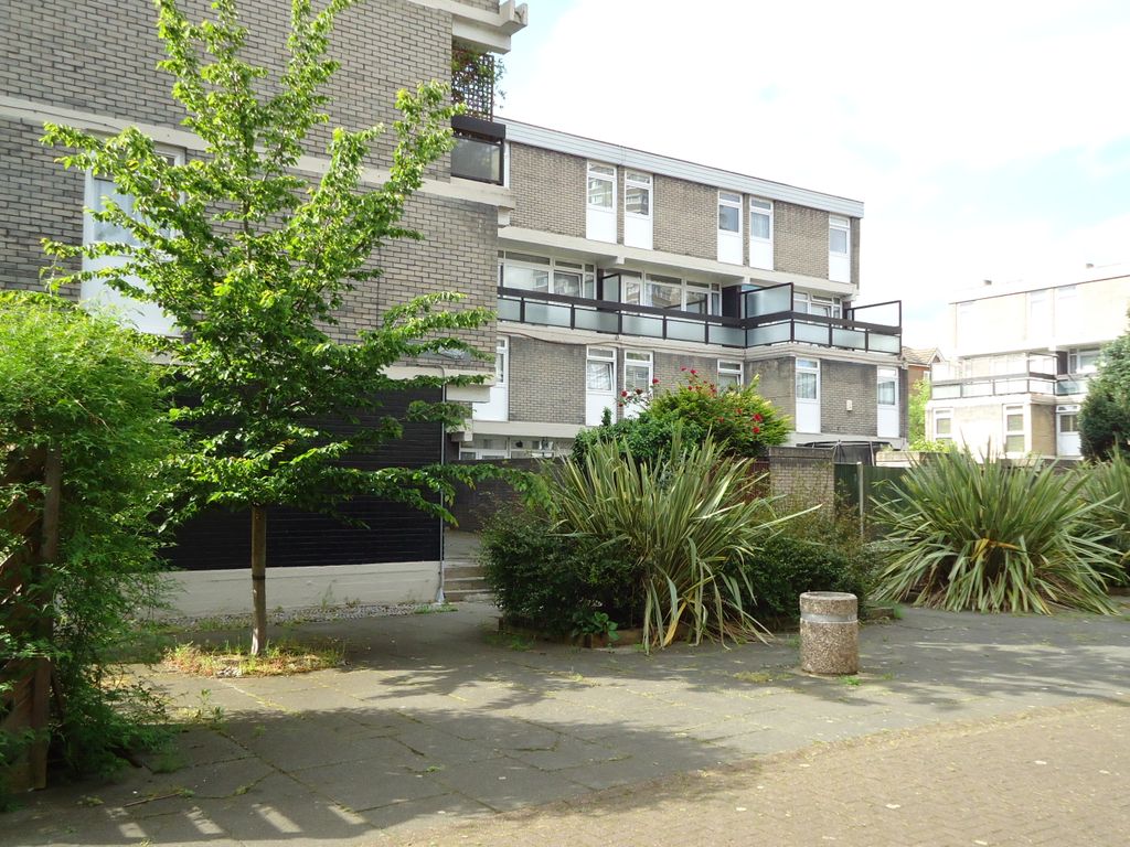 3 bed flat to rent in Westbridge Road, London SW11, £2,500 pcm Zoopla