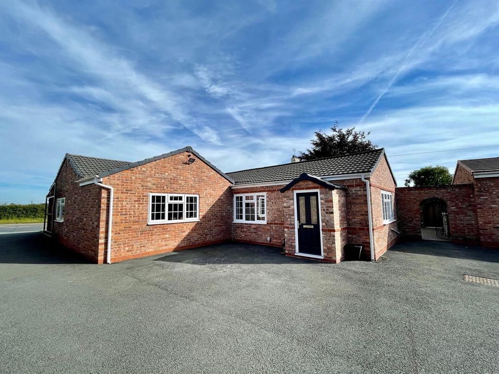 4 bed detached house to rent in Tarporley Road, Stretton, Warrington