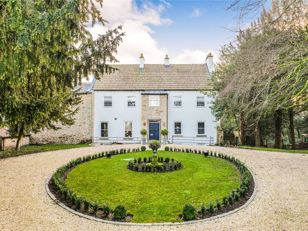 5 bed semidetached house for sale in Finghall, Leyburn, North