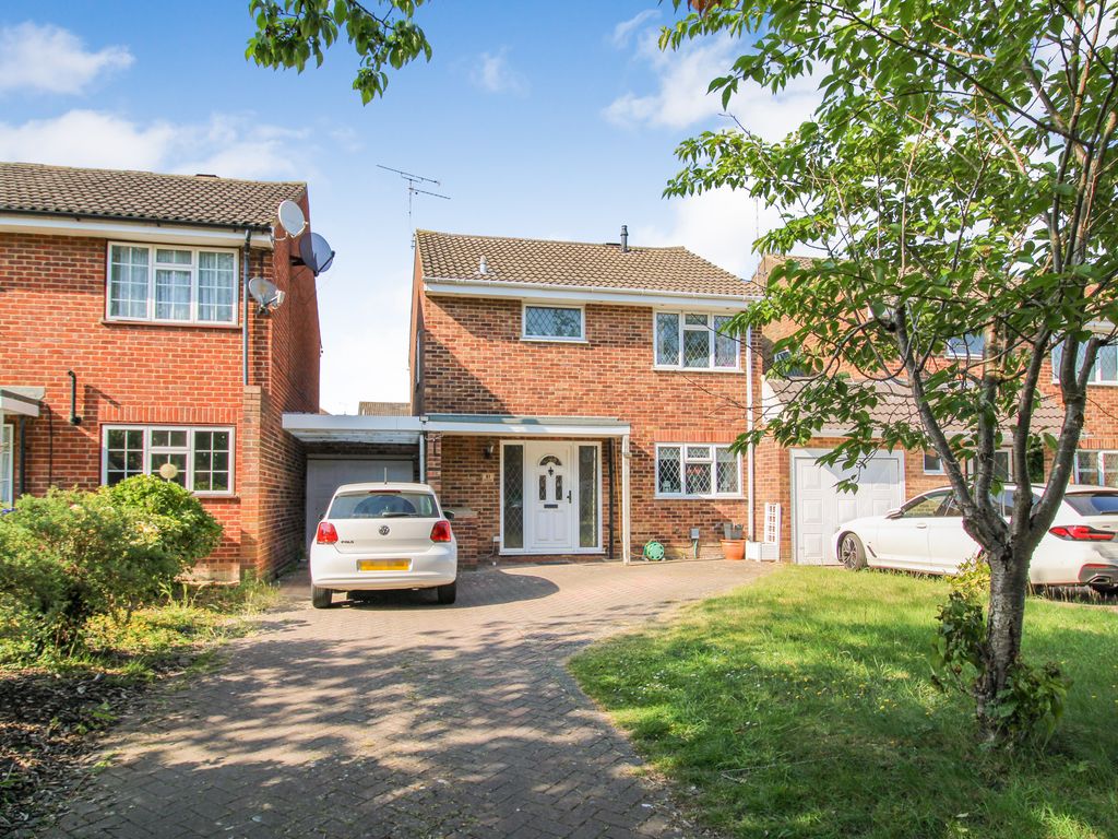 3 bed linkdetached house for sale in Sidlaws Road, Farnborough GU14