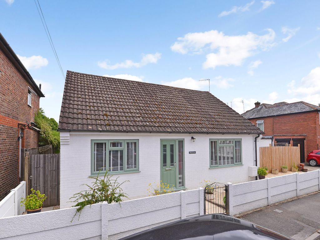 2 bed bungalow for sale in Godalming, Surrey GU7, £625,000 Zoopla