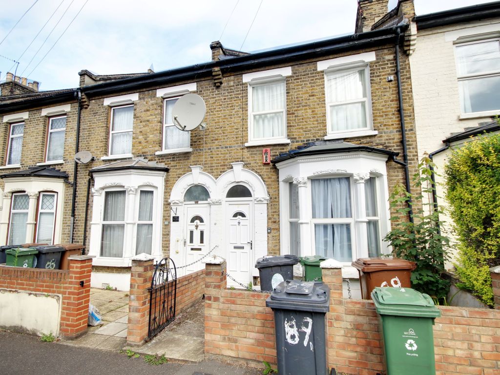 3 bed terraced house to rent in Leslie Road, London E11, £2,250 pcm