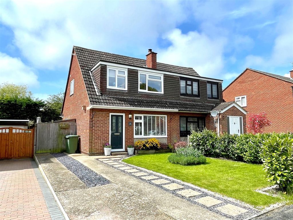 3 bed semidetached house for sale in Iron Mill Close, Fareham PO15, £