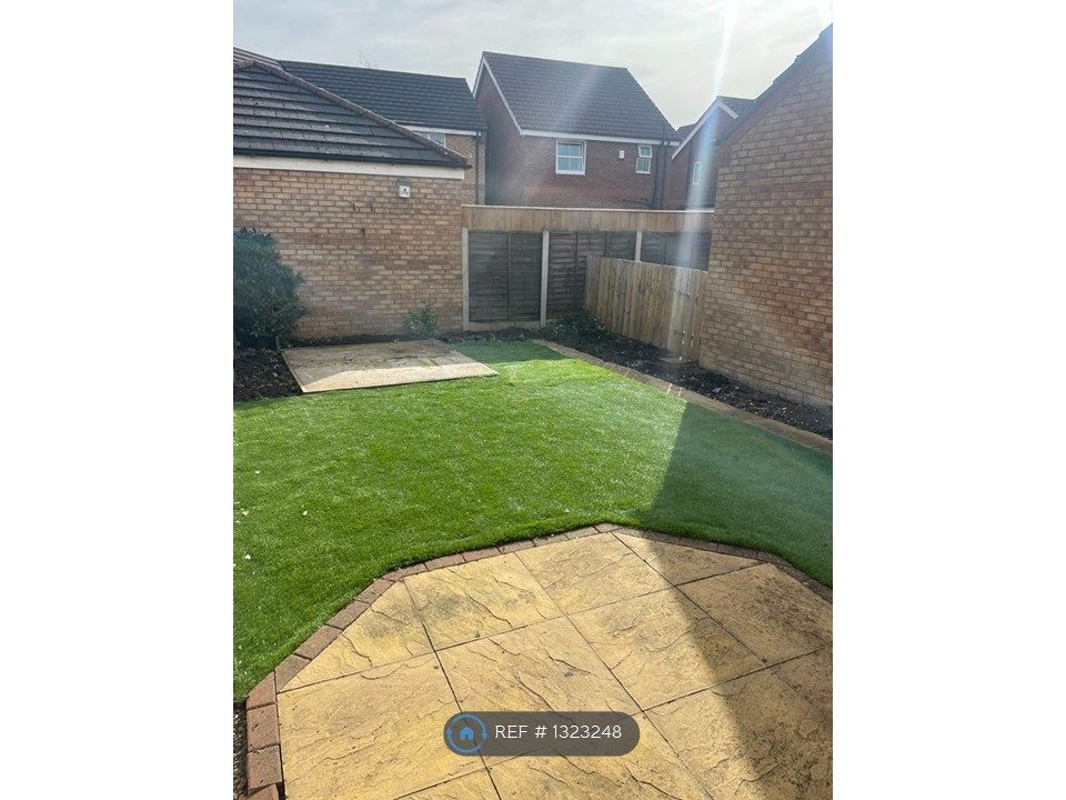 3 bed semidetached house to rent in Honley Wood Close, Bransholme