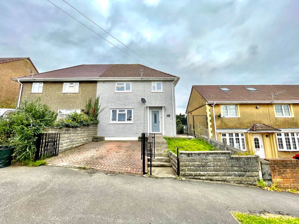 3 bed semidetached house for sale in Manor Road, Pontllanfraith