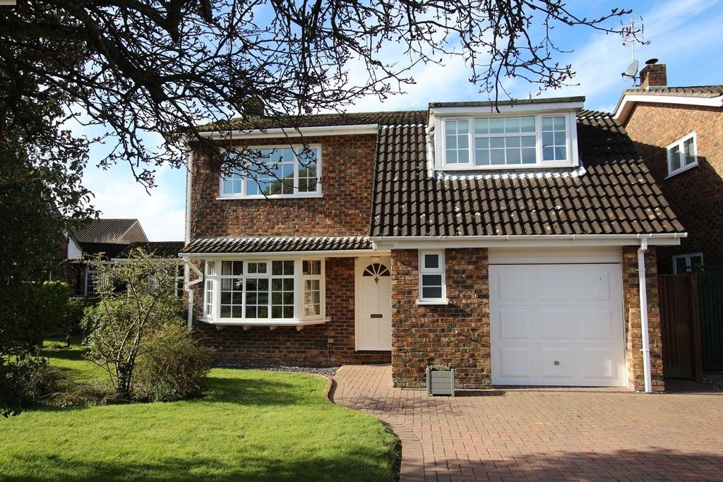 3 bed detached house to rent in Reynard Close, Horsham RH12, £1,775 pcm