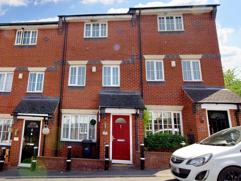 3 bed mews house for sale in Chapelfield Mews, Stourbridge DY8, £