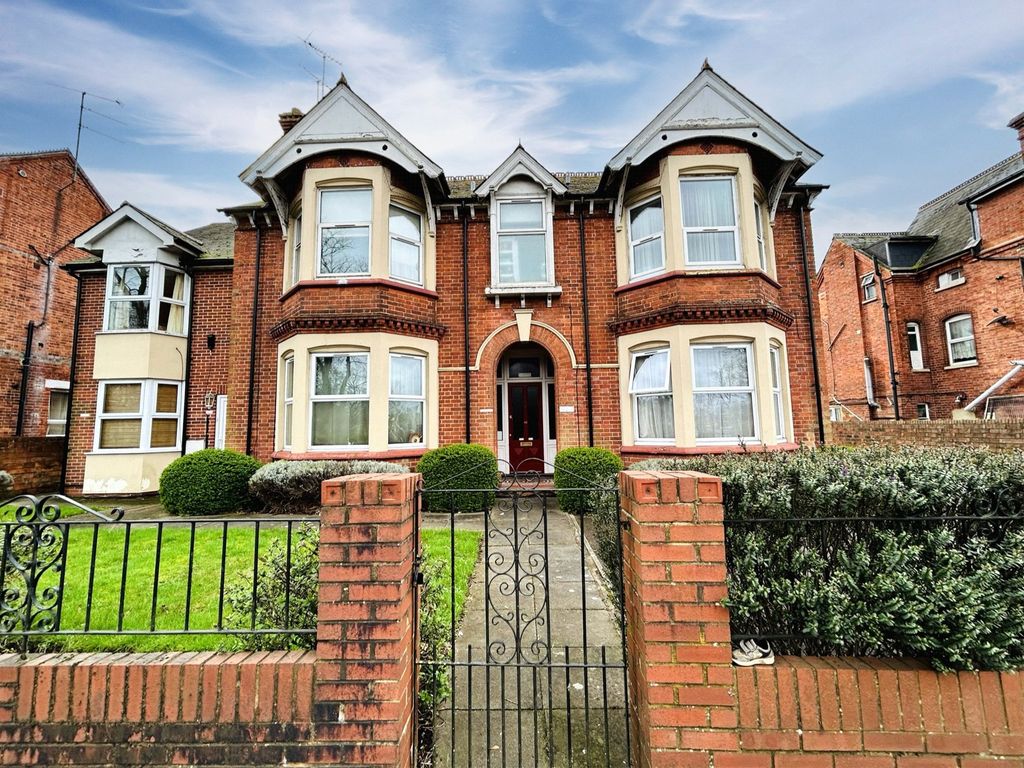 1 bed flat for sale in Wokingham Road, Reading, Berkshire RG6, £150,000