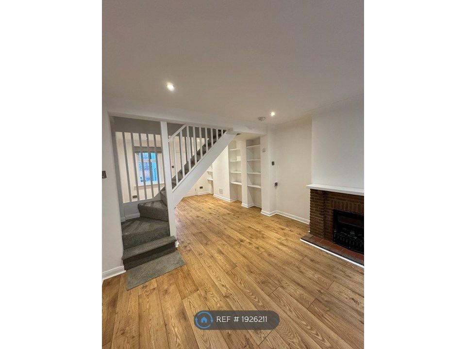 2 bed terraced house to rent in Victoria Road, Tunbridge Wells TN1, £