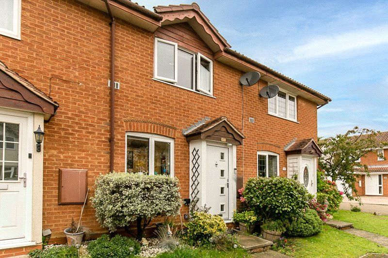 2 bed terraced house to rent in Hayes Walk, Smallfield, Horley, Surrey