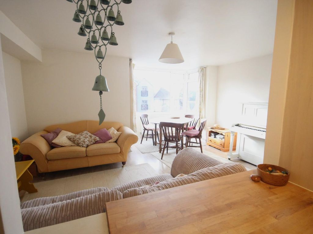 2 bed flat for sale in Cantelupe Road, East Grinstead RH19, £225,000