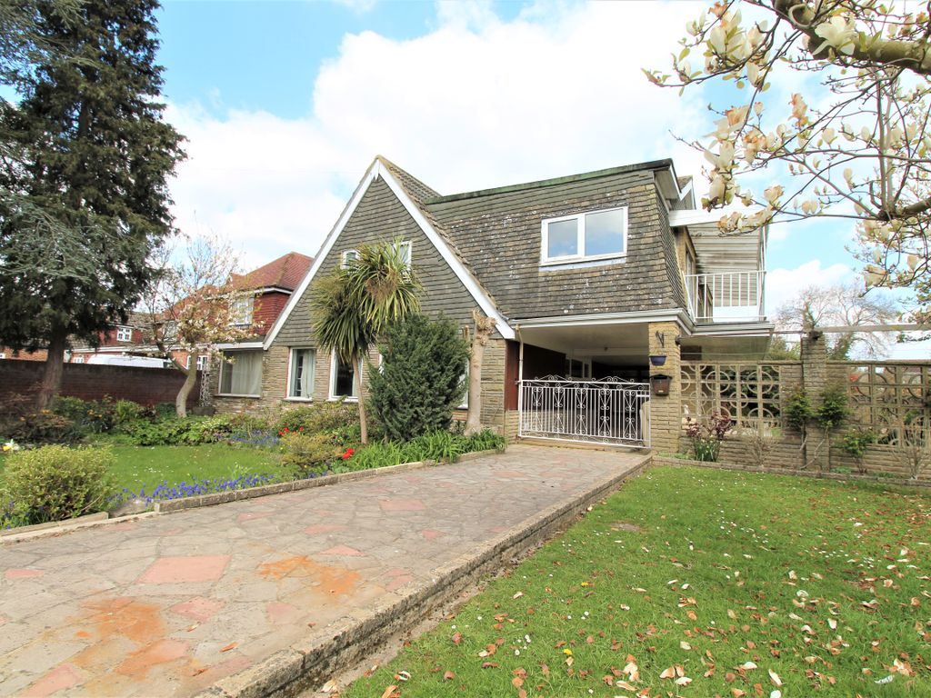 4 bed detached house to rent in Hithermoor Road, Stanwell Moore