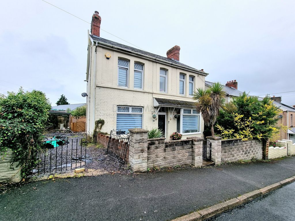 4 bed flat for sale in Victoria Road, Kenfig Hill, Bridgend, Bridgend