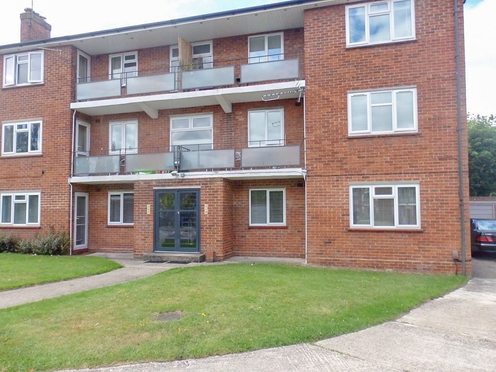 2 bed flat to rent in Wentworth Court, Stroud Green, Newbury RG14, £