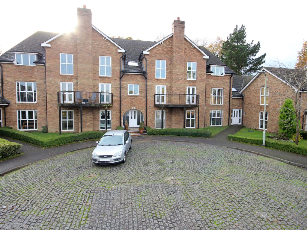 2 bed flat to rent in Squirrel Walk, Wokingham RG41, £1,400 pcm Zoopla
