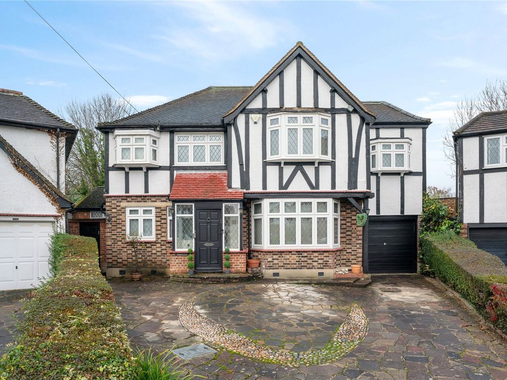 4 bed detached house for sale in Carlton Close, Edgware HA8, £1,350,000