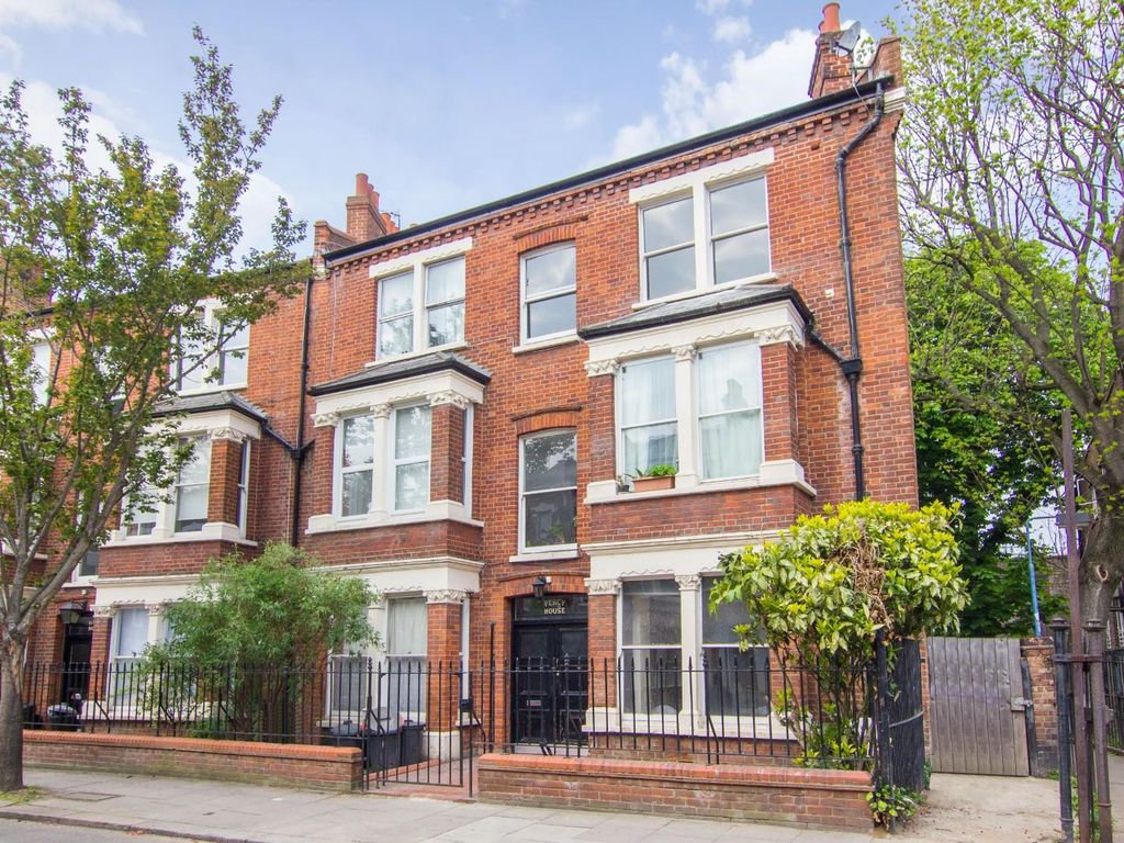 3 bed flat for sale in Sulgrave Road, Hammersmith, London W6, £800,000