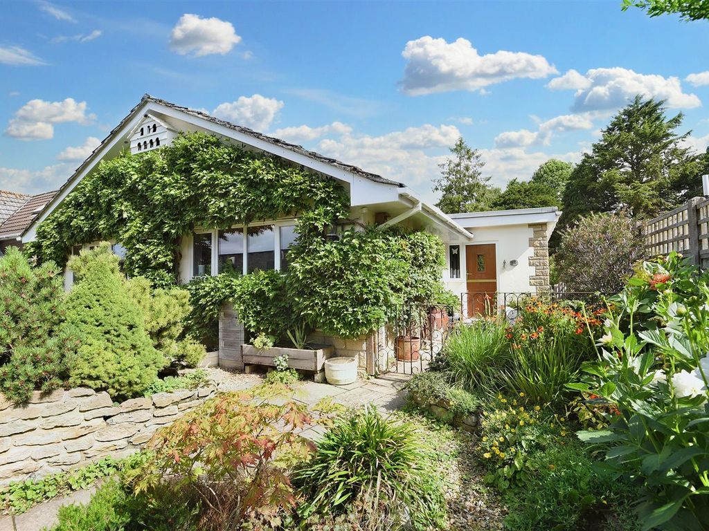 3 bed detached bungalow for sale in Lovells Mead, Marnhull, Sturminster