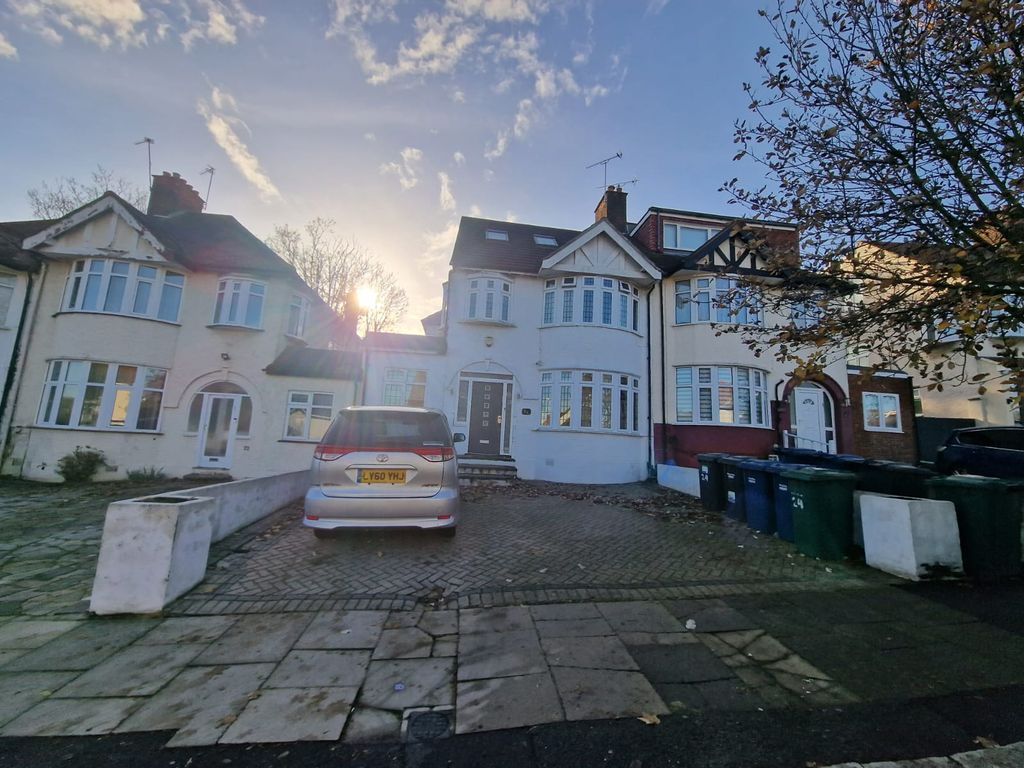 5 bed semidetached house for sale in Tenterden Drive, London NW4, £